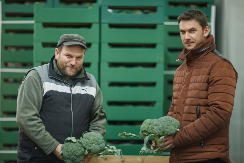 Grzegorz Olejniczak (z lewej) i Przemysław Badowski z firmy Agro Fresh prezentują brokuły po 2 miesiącach przechowywania