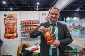 Maksim Żynkin prezentuje ketchupy produkowane przez firmę Chrumak