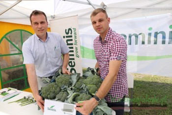 Radosław Grabowski i Piotr Dutkowski z firmy Monsanto prezentują najnowszą odmianę brokuła w ofercie tej firmy