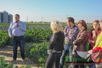 Daniel Babij omawiał proces produkcji rozsady w gospodarstwie T. Mularski