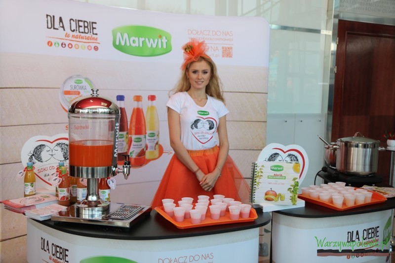 Stoisko firmy Marwit z degustacją soków i zup