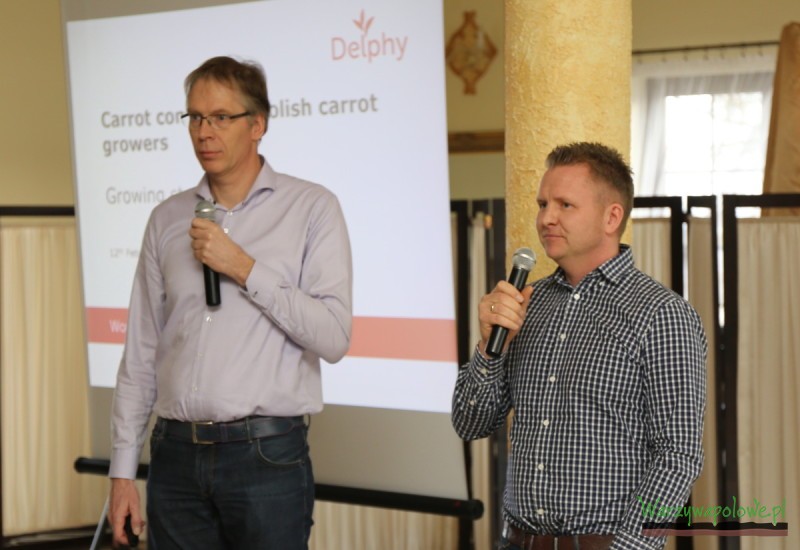 Cor Erdering (z lewej) z firmy doradczej Delphy i tłumaczący wystąpienie Karol Bończar. również z firmy Delphy