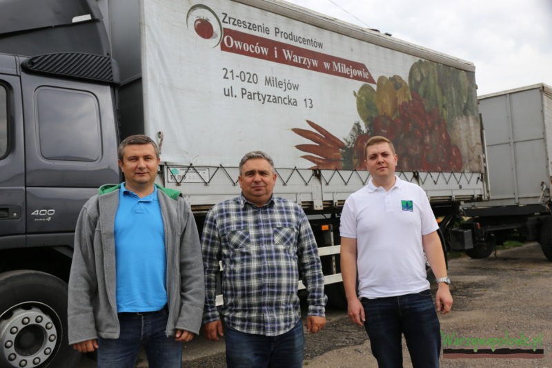 Jan Tracz (w środku) z przedstawicielami Gospodarstwa Ogrodniczego Mularski (od lewej), którzy pomagają w prawidłowym dobraniu rozsady do upraw w gospodarstwach członków Zrzeszenia 