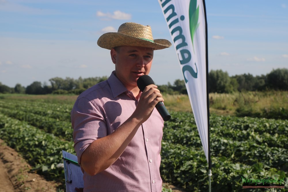 Maciej Wita z firmy BASF podczas prezentacji preparatów do ochrony ogórków polowych