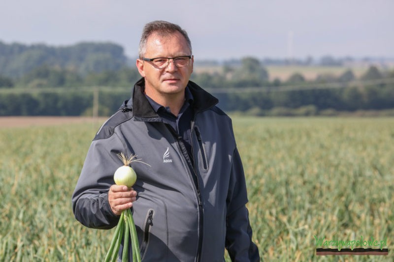 Włodzimierz Prus z firmy ADOB przedstawiał zalecenia dotyczące nawożenia dolistnego cebuli 