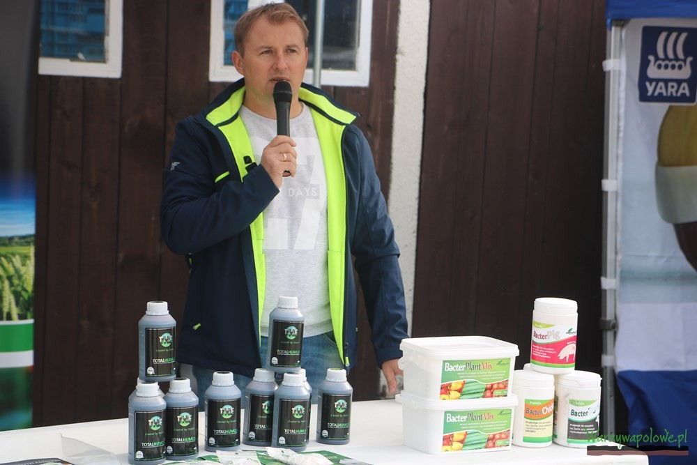 Łukasz Wasiak omawia produkty firmy Agraplant 