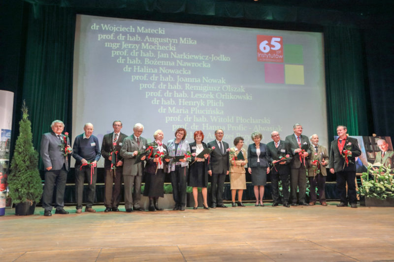 Grono nagrodzonych osób zasłużonych dla IO w Skierniewicach