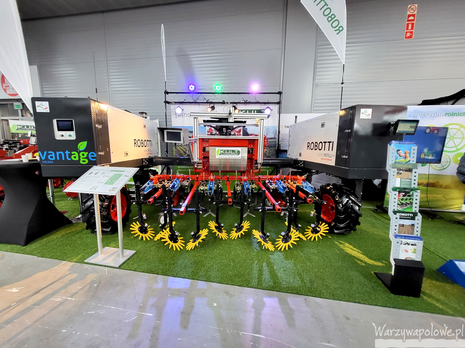 robot ROBOTTI na targach AGROTECH