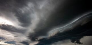 Idzie załamanie pogody. Przed nami ulewne deszcze i niższa temperatura Burza, deszcz, pogoda