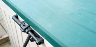 Plastikowe, drewniane, rattanowe – jakie skrzynie ogrodowe wybrać?